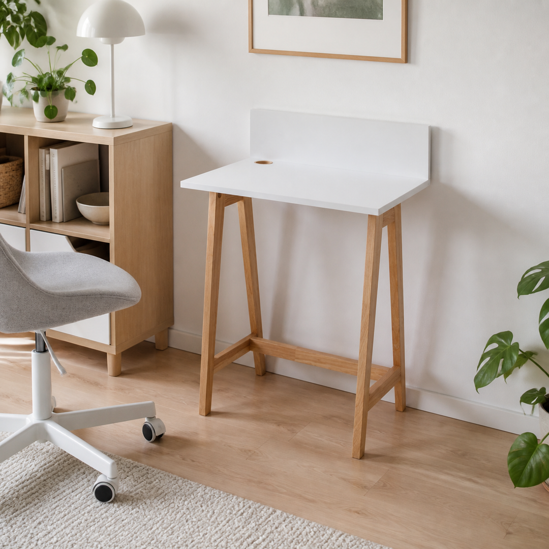 LUKA Asketræ Skrivebord 65x50cm / Hvid – hele produktet samlet og ryddeligt