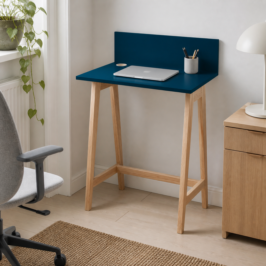 LUKA Asketræ Skrivebord 65x50cm / Petrol Blue – hero i naturlig brug