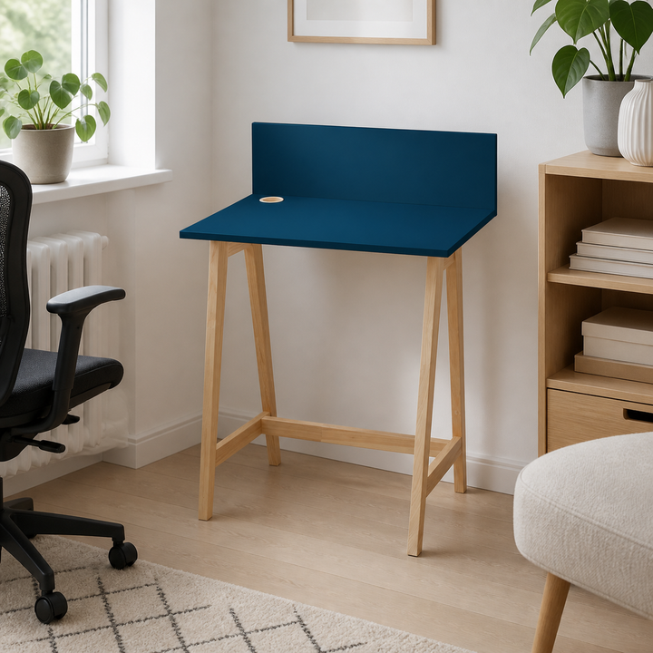 LUKA Asketræ Skrivebord 65x50cm / Petrol Blue – hele produktet samlet og ryddeligt