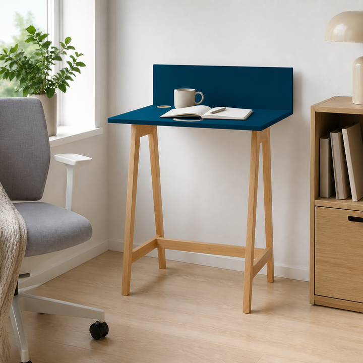 LUKA Asketræ Skrivebord 65x50cm / Petrol Blue – supplerende neutral dagslysscene