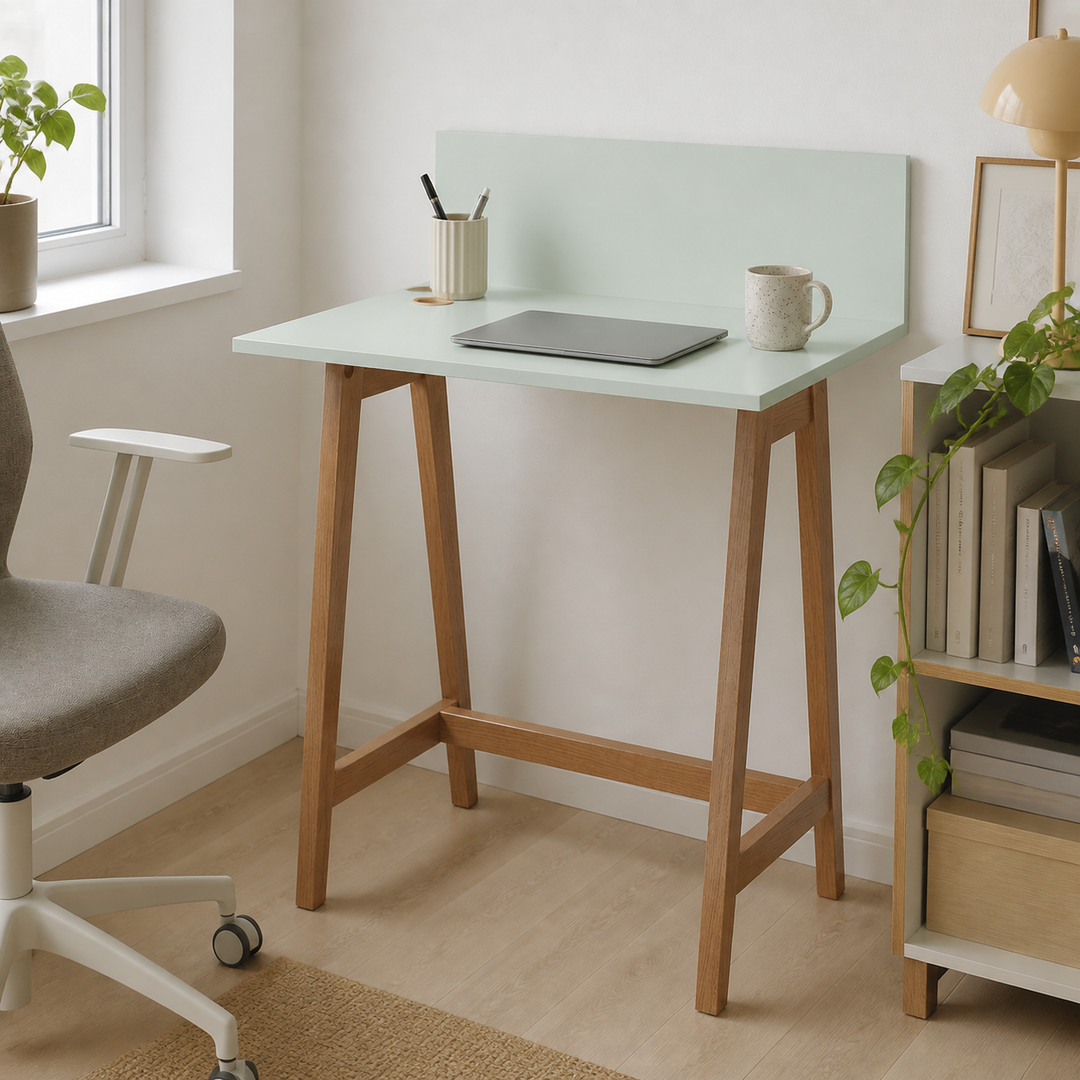LUKA Asketræ Skrivebord 65x50cm Fleeting Mint – hero i naturlig brug