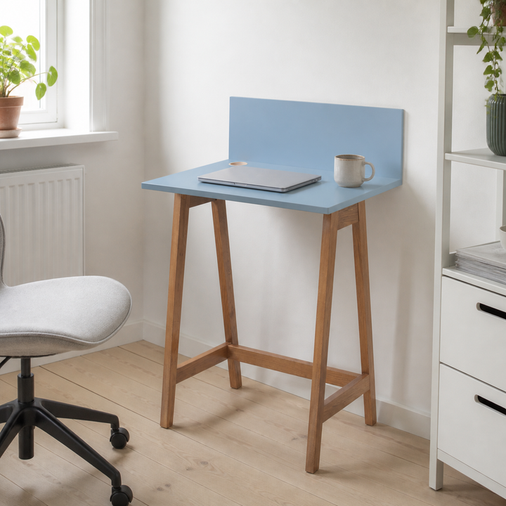 LUKA Asketræ Skrivebord 65x50cm Gentle Blue – hero i naturlig brug