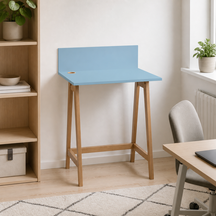 LUKA Asketræ Skrivebord 65x50cm Gentle Blue – hele produktet samlet og ryddeligt