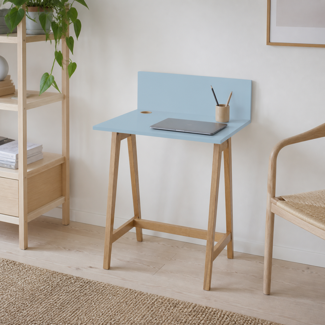 LUKA Asketræ Skrivebord 65x50cm Gentle Blue – supplerende neutral dagslysscene
