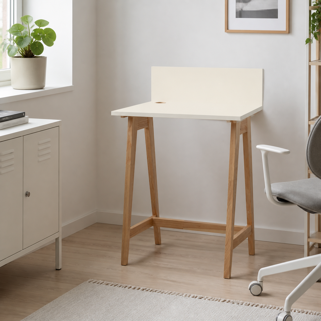 LUKA Asketræ Skrivebord 65x50cm Kridthvid – hele produktet samlet og ryddeligt