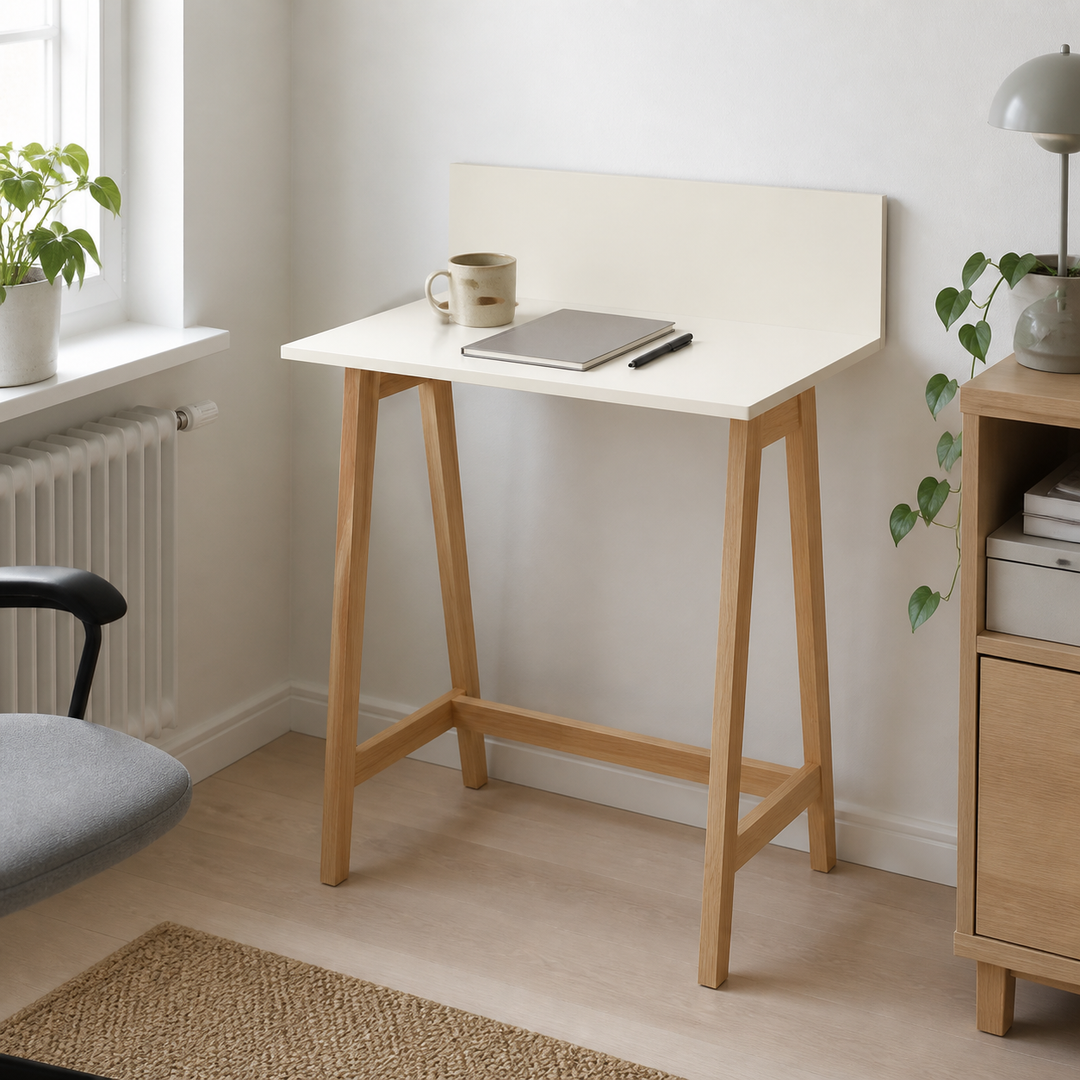 LUKA Asketræ Skrivebord 65x50cm Kridthvid – supplerende neutral dagslysscene