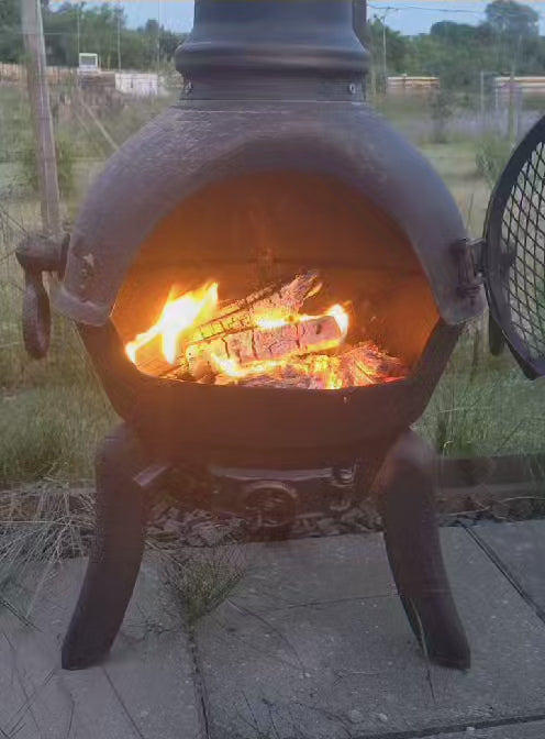 Forvandl din terrasse til en hyggelig oase af velvære med denne stilfulde Chimenea-ovn af støbejern!