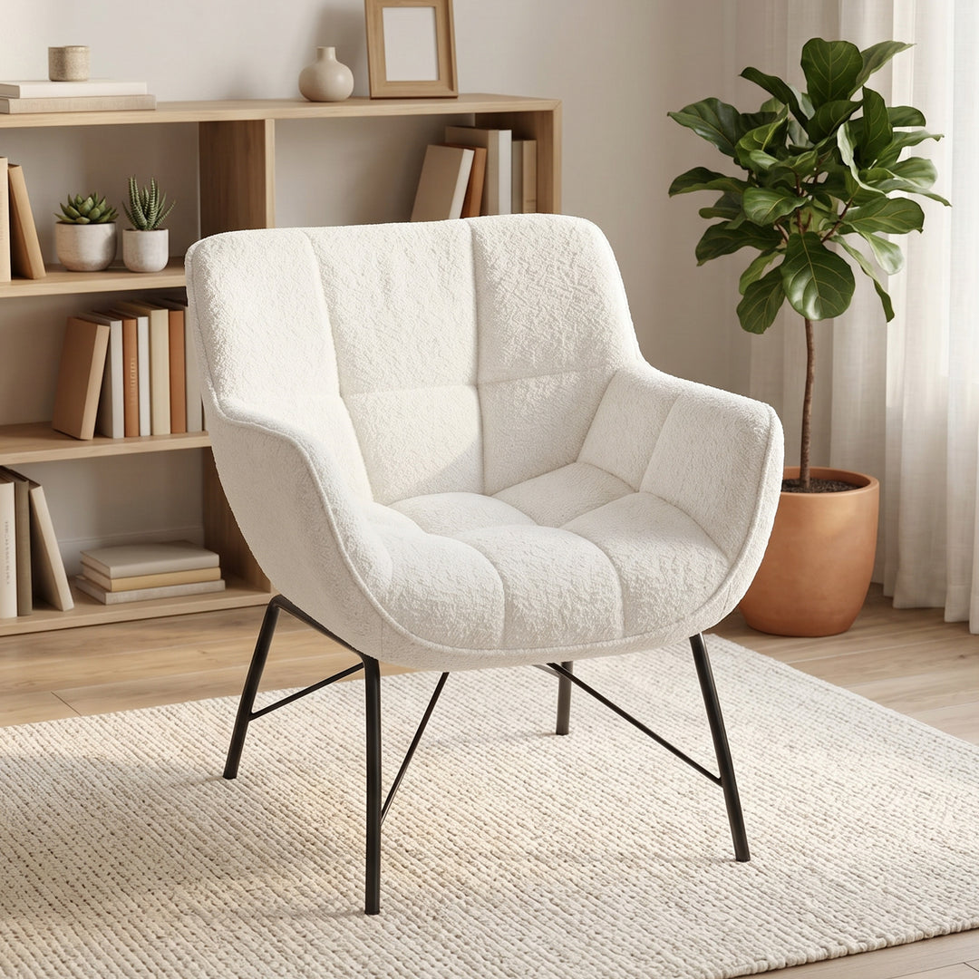 Moderne lænestol, sherpa fleece stol med buet ryglæn, integrerede armlæn, metalben, cremehvid