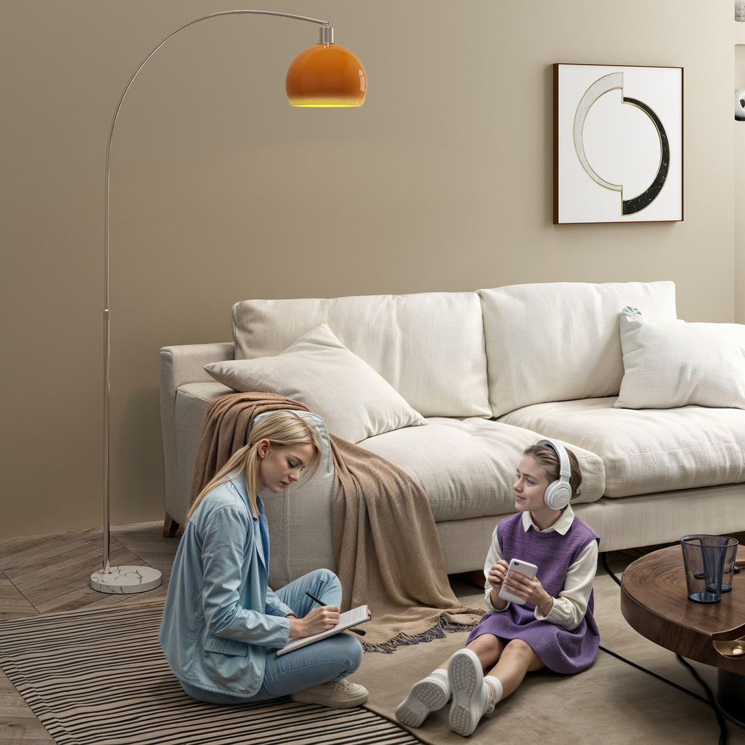 Bueformet gulvlampe med fodkontakt, lavet af marmor, metal og plastik, 26x90x180 cm, hvid og orange