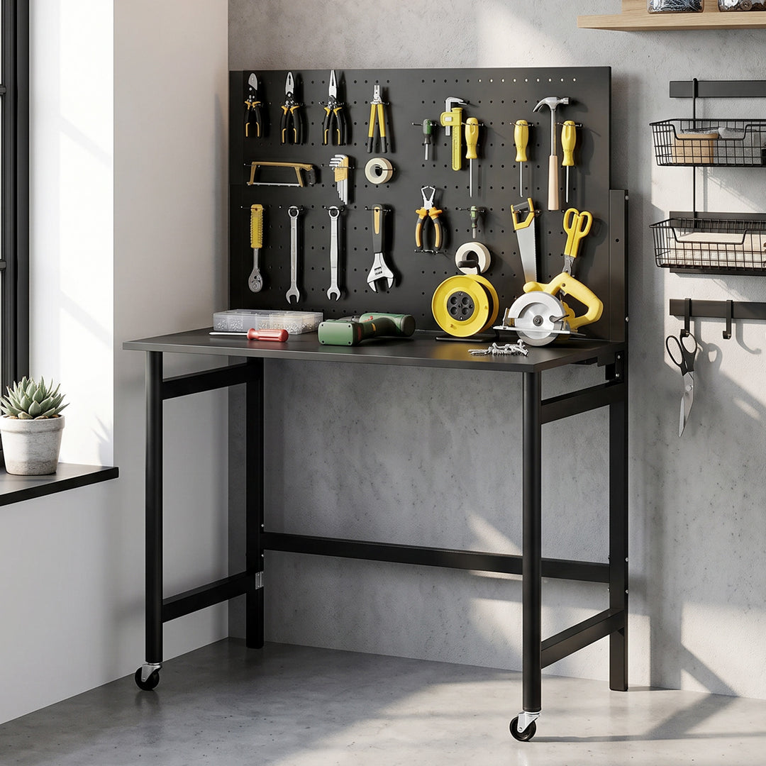 Arbejdsbænk med stiftbræt, foldbar mobil arbejdsbænk med hjul, tyk bordplade, stålramme, kroge, sort