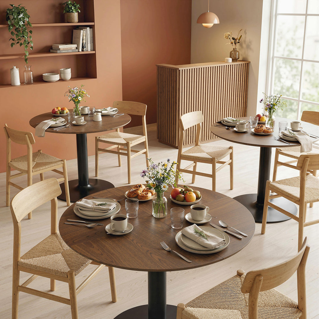 Rundt spisebord til 6 personer, 110 cm. Moderne køkkenbord med piedestal til stuen, brun træstruktur.