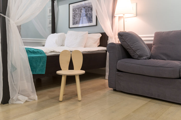 Bord og stol til barn med nuttet kaninøre-design, træ, naturfarvet