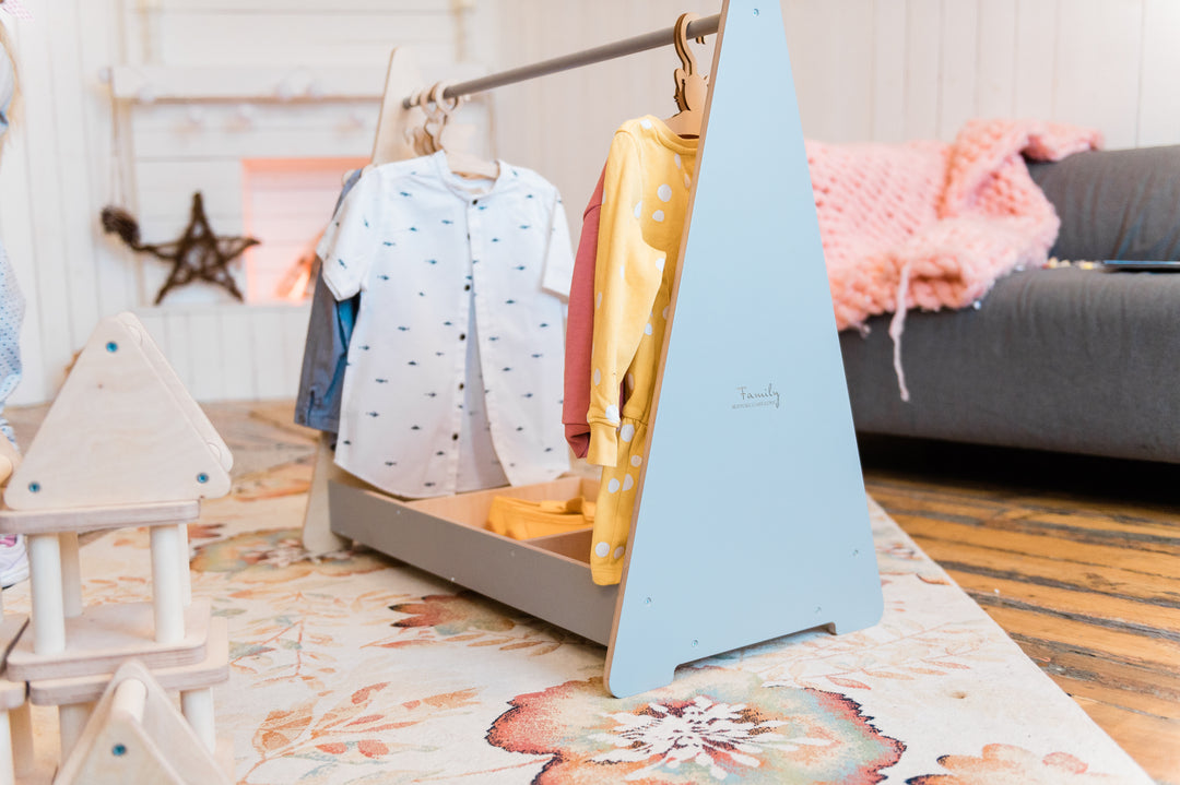 Montessori tøjstativ til selvstændige børn, grå og blå