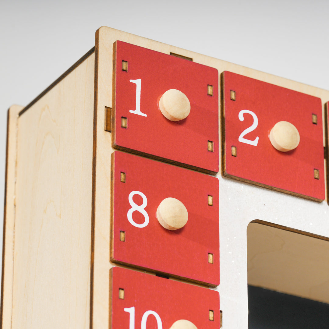 Led-julekalender med landsbyscene, 24 store skuffer, mdf, 34 x 7 x 34 cm, rød
