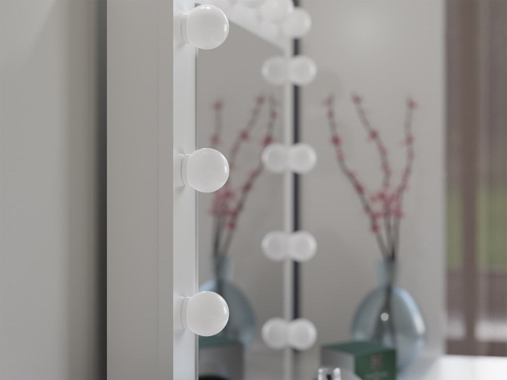 Elegant sminkebord med spejl og LED-belysning, hvid