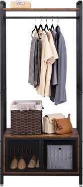 Åbent garderobeskab i retro-look i vintage brun med nærmere kig på den lille skohylde med ophængning af tøj