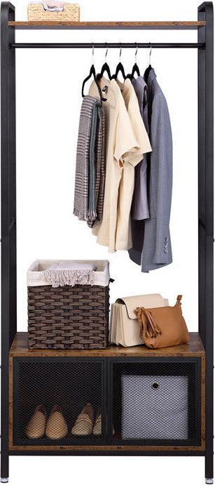 Åbent garderobeskab i retro-look i vintage brun med nærmere kig på den lille skohylde med ophængning af tøj
