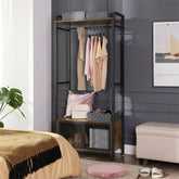 Åbent garderobeskab i retro-look i vintage brun placeret i et soveværelse med hængende frakker og tøj