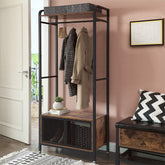 Åbent garderobeskab i retro-look i vintage brun placeret i et soveværelse med hængende frakker og tøj
