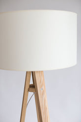 WANDA Asketræ Gulvlampe 45x140cm - Hvid Lampeskærm / Sort