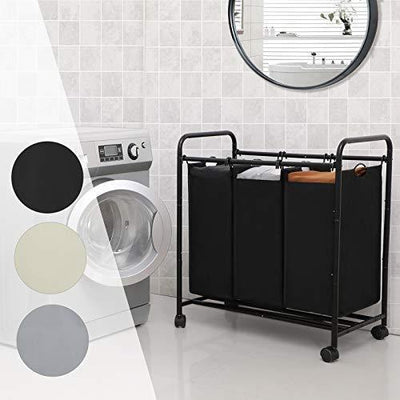 Klassisk sort vasketøjskurv med 3 rum med hjul placeret i vaskeområdet