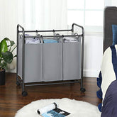 Vasketøjskurv med 3-rum til nem sortering - med aftagelig poser og hjul, i smuk grå farve - Lammeuld.dk