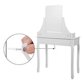 Nærmere billede af skruerne, der støtter bordet, hvidt toiletbord med rammeløst spejl