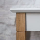 MIMO Konsolbord 85x35cm, kridthvid bordplade, ben i naturfarvet bøgetræ