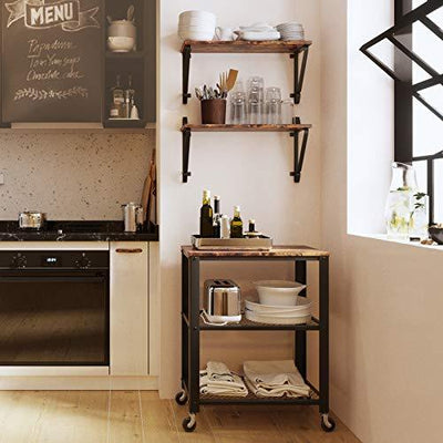 Sæt med to hylder i rustik stil monteret i et køkkenmiljø med redskaber og glas