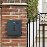 Praktisk postkasse til dit hjem: Med lås, kiggehuller og avisholder