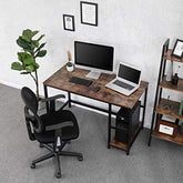 Med computer og bærbar computer opstillet i stort bordområde og 2 hylder Skrivebord / computerbord