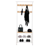 Moderne garderobestativ i hvidt metal med lyst træ fyldt med tøj, kasketter, tasker og sko på de nederste hylder.