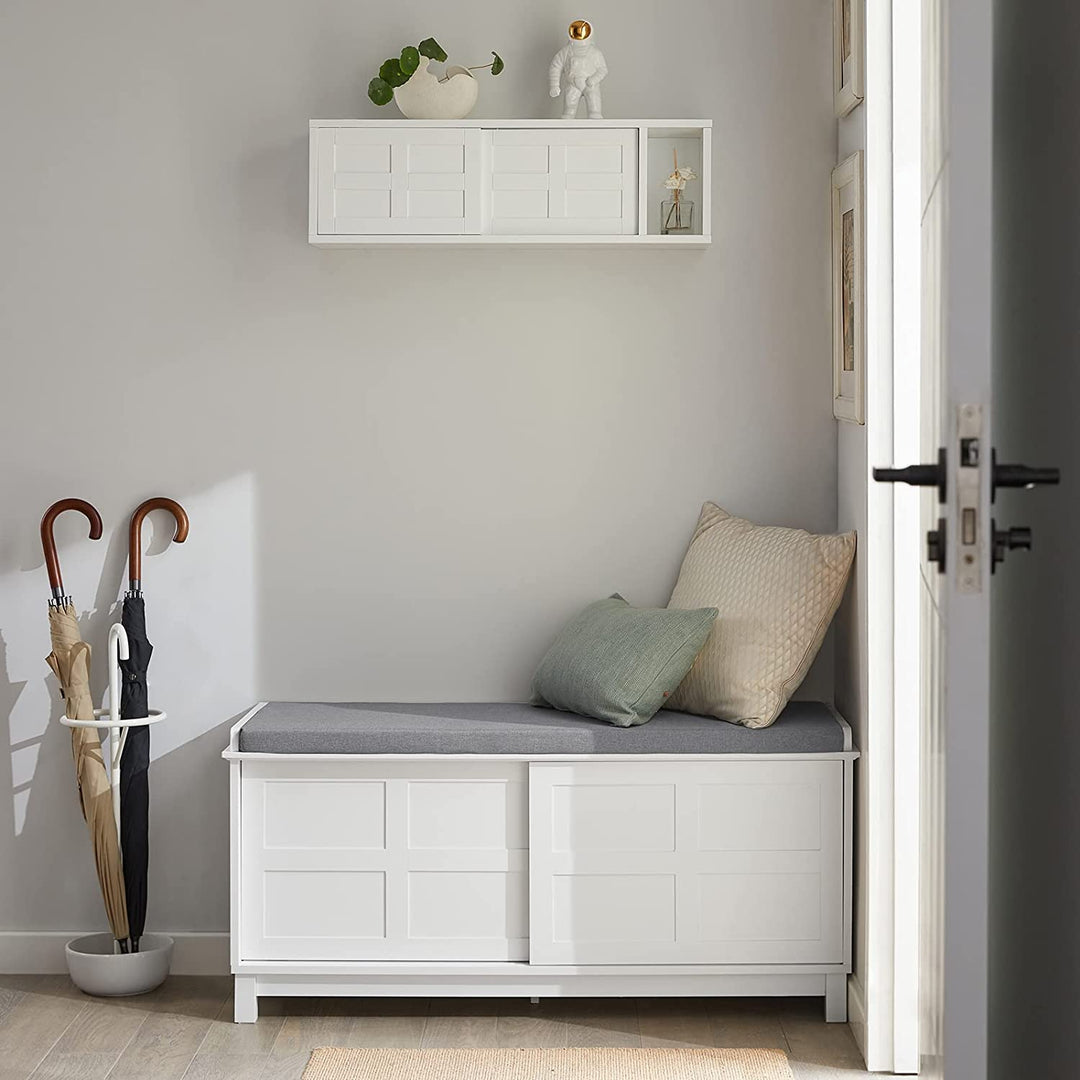 Design med skydedøre, stor opbevaringskapacitet i skjulte rum.