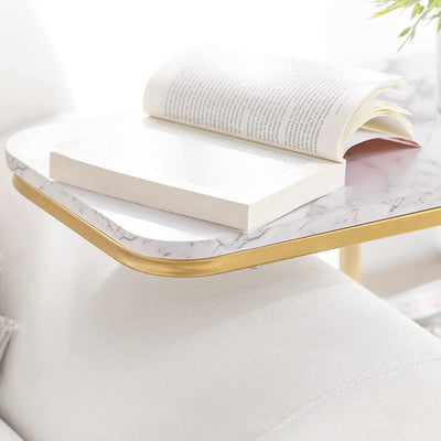Sidebord med guldfarvet stel og bordplade i marmor-look