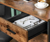 Nærmere kig til skufferne i L-formet hjørne skrivebord med skab og skuffe i vintage brun med en brille indeni