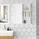 Monteret i badeværelsesvæggen, hvidt vægskab i landlig stil, fyldt med badeværelsesartikler i et badeværelsesmiljø