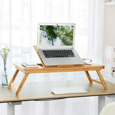 Foldbart og bakke Laptop Table i bambus stil med justerbar hylde placeret på bordet med en bærbar computer