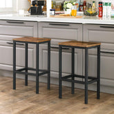 Sæt med 2 barstole i industrielt look placeret i køkkenets spiseområde med borde og drikkevarer med vinflasker
