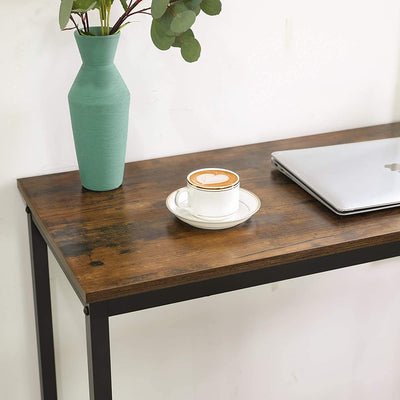 Barbord med robust metalstel i industrielt design med bærbar computer og kaffe i stuen, kan sættes sammen til en perfekt siddeplads