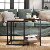 Dette industrielle sofabord i vintage stil skaber en karakteristisk og moderne atmosfære og tilføjer mere opbevaringsplads til dit hjem.