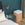 Vasketøjskurv med låg og aftagelig bomuldspose placeret ved siden af sengebordet i et soveværelsesmiljø