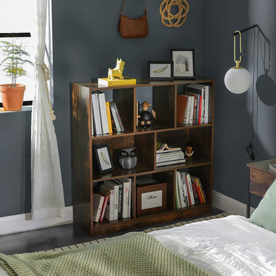 8 rum Bogreol i mørkebrun vintagefarve placeret i sengebordet fyldt med bøger og boligpynt