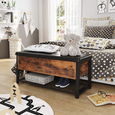 Opbevaringsrum og skohylde i rustikt design med polstret sæde fyldt med sko og bjørne i nærheden af sengen