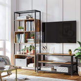 Bogreol og rumdeler med stålramme, rustik brun og sort placeret ved siden af tv-sofaen fyldt med bøger og opbevaringsboks