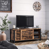 Smart og praktisk tv-bord i vintage stil placeret i stuen fyldt med tv-opsætning