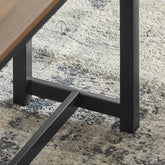 Det sort pulverlakerede stålstel gør bordet stabilt.