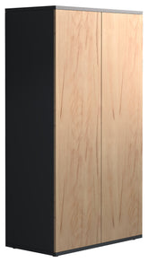 Stilfuld kommode, h. 108 x b. 60 x d. 32 cm, naturfarvet med sider i antracit