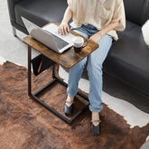 Sidebord med praktisk holder til aviser og magasiner, brun