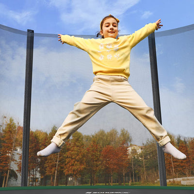 Et barn hopper og leger i trampolinen