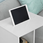Hvidt sidebord velegnet som laptopbord